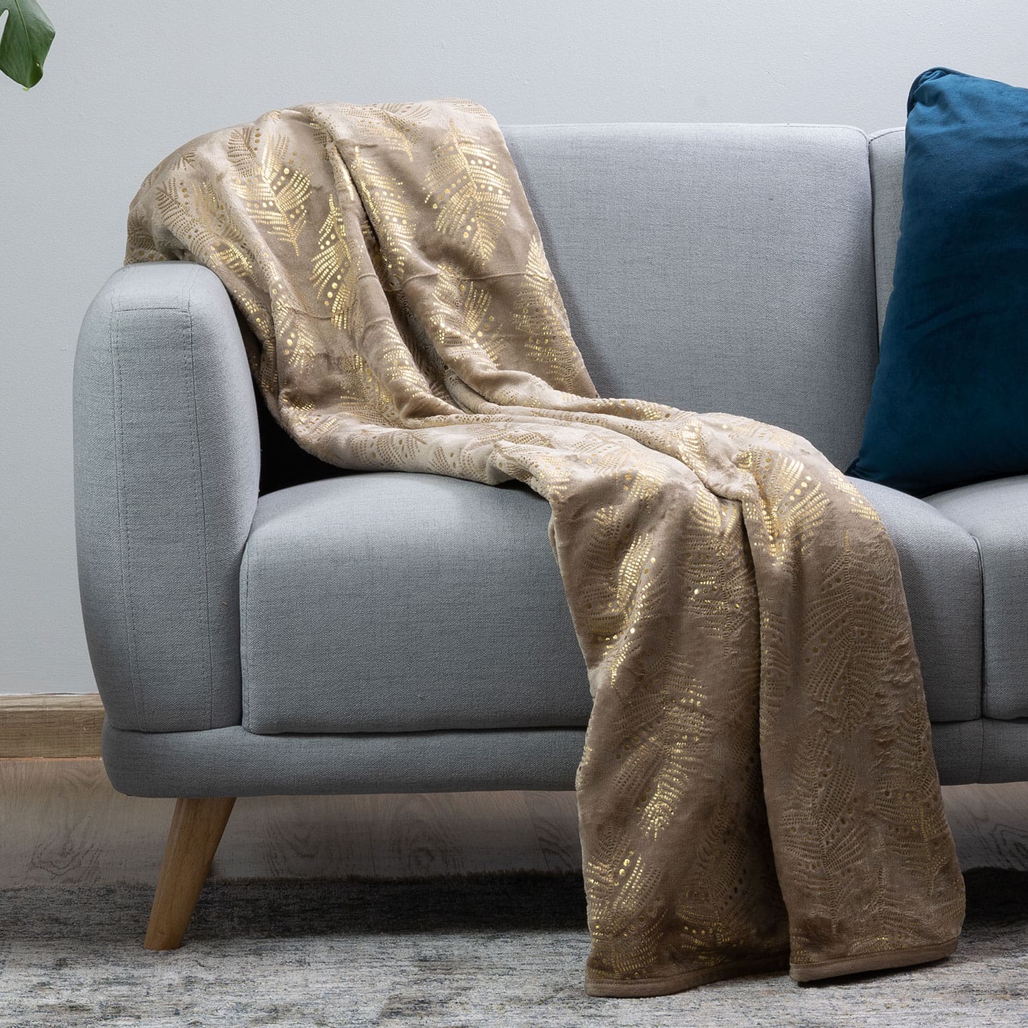 Plush Throws Beige & Gold Plush Throws Beige & Gold